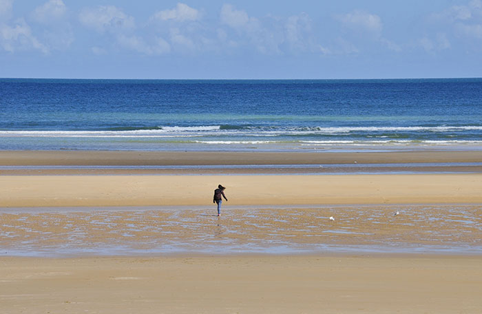 Die schönsten Strände in der Normandie - Frau am Strand 