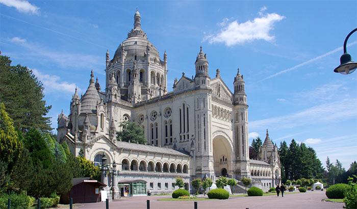 Normandie Sehenswürdigkeiten - Basilika Sainte-Thérèse in Lisieux 